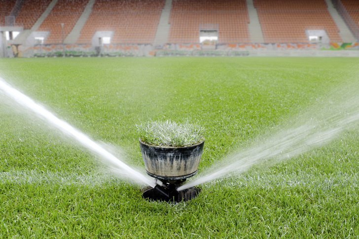 Schon zur Fußball-WM 2006 in Deutschland mussten sämtliche Spielstätten nach FIFA-Reglement die Sitzflächen überdachen und gemäß kommunalen Richtlinien das anfallende Regenwasser bewirtschaften. - © Bild: Getty Images/iStockphoto
