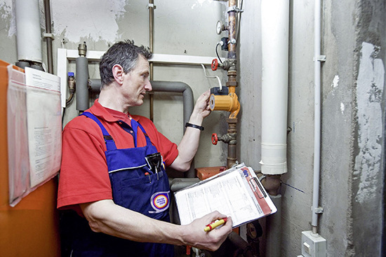 Ein Heizungs-Check vom Profi kann Aufschluss geben über den Zustand alter Heizungsanlagen - © Bild: ZVSHK
