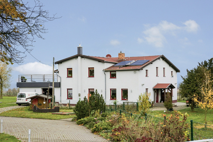 Das Haus der Familie Jäniche in Bastorf an der Ostsee. Drei Familien wohnen unter einem Dach – und haben mit verschiedenen Modernisierungsschritten dem Gebäude aus dem Jahr 1902 einen deutlich kleineren ökologischen Fußabdruck verpasst. - © Bild: IWO/bpr
