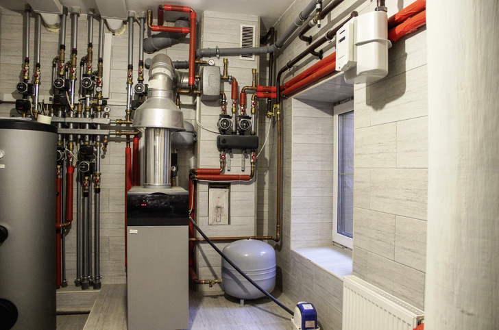 Trinkwassererwärmung in einem Mehrfamilienhaus. Wie weit reicht hier der Gedanke des Energiesparens in den Betrieb dieses Systems hinein? - © Bild: Getty Images/iStockphoto
