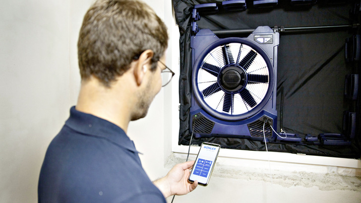 Mittels Blower-Door-Test wird die Luftdichtheit von Gebäuden bestimmt