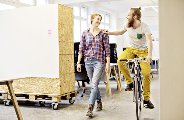 Nach 8 Stunden auf der Baustelle fährt er noch ­putzmunter mit dem Rad nach Hause. Das macht Eindruck bei den Damen und kann Anlass für Neid bei den ­männlichen Kollegen sein