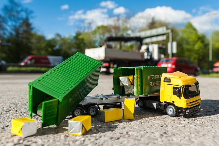Ein Unfall mit ungesicherter Ladung kann teuer werden.