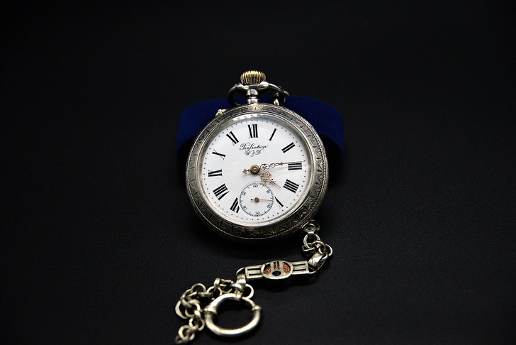 Die Uhr an der Kette (Uhrkette). *Gerne gewählter Spruch des Alt-Gesellen, wenn man etwas schweres transportieren muss.