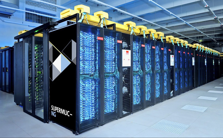 Der Höchstleistungsrechner SuperMUC-NG, mit bis zu vier Megawatt Stromaufnahme (4.000 kW). Diese  ­Energie   muss   als   Wärme   auch   wieder   abgeführt   werden.  