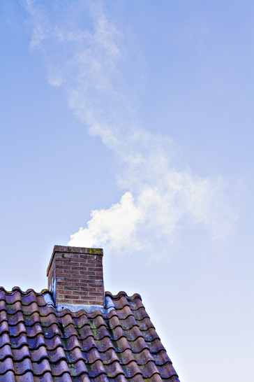 Eine Abgasfahne wird wohl noch für eine gewisse Zeit die Siedlungsräume von Menschen kennzeichnen. Wa­rum Anlagenmechaniker ein Maximum an Kohlendioxid, also CO₂, darin anstreben, lesen Sie in diesem Bericht - © Bild: Getty Images/iStockphoto
