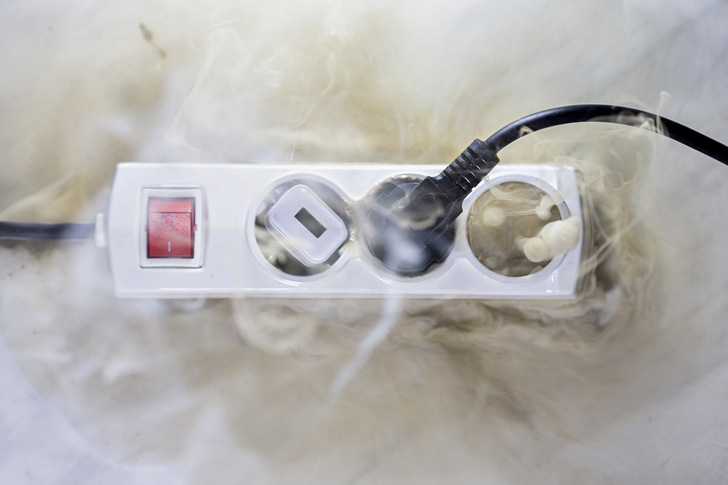 Eine der Unsitten in „alten Häusern“. Mehrfach­steckdosen hintereinander zu schalten kann für die Elektroinstallation bedenklich sein. Lesen Sie mehr in diesem Bericht.