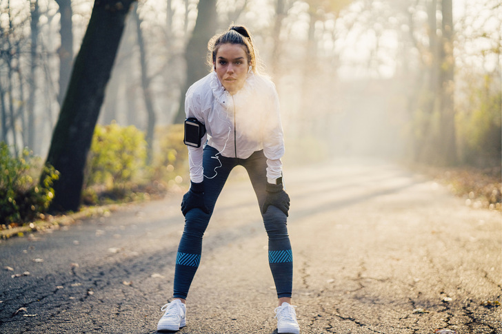 Ausatmen nach einem Workout in kalter Umgebung lässt Luft, oder besser die darin enthaltene Feuchte, sichtbar werden - © Bild: Getty Images
