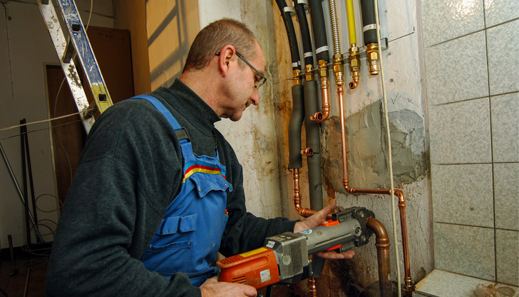 Trotz eventueller Preisanpassungen sollten Fachhandwerker ihre Installationssysteme aktuell nicht ohne genaue Nachkalkulation von Kupfer auf Kunststoff umstellen.