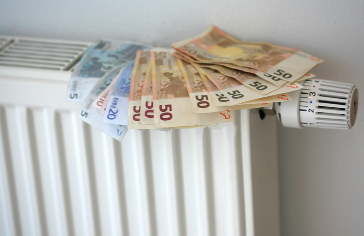Kostenfalle Heizkosten – Die energetische Gebäudesanierung ist auch im Sinne einer Kostendämpfung sinnvoll. - © RainerSturm  / pixelio.de
