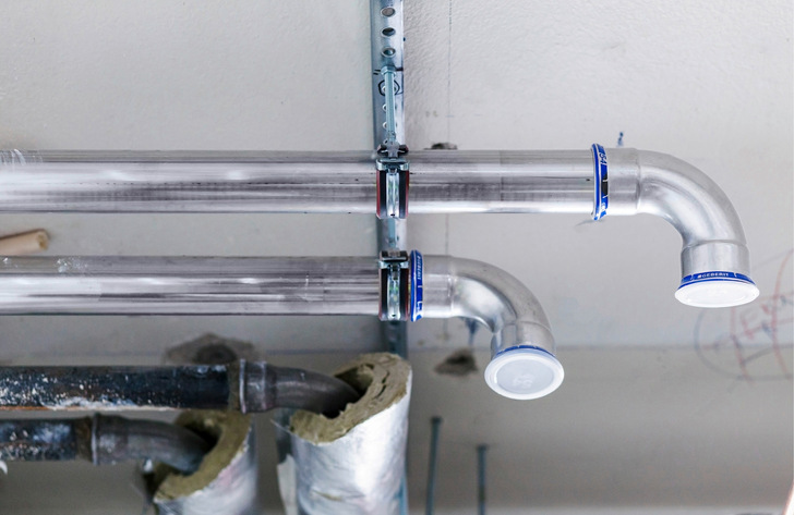 Sobald wieder einwandfreies Wasser zur Verfügung steht, empfiehlt Geberit Installateuren als erste Sofortmaßnahme durchnässte Dämmungen zu entfernen und zu entsorgen, 
da bei niedrig legierten Rohren sonst Schäden durch ­Korrosion auftreten können. 