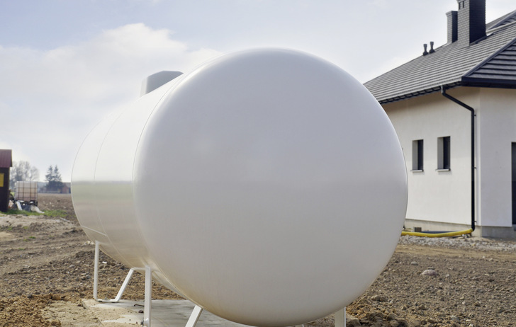 Flüssiggas wird häufig oberirdisch im Tank gelagert.