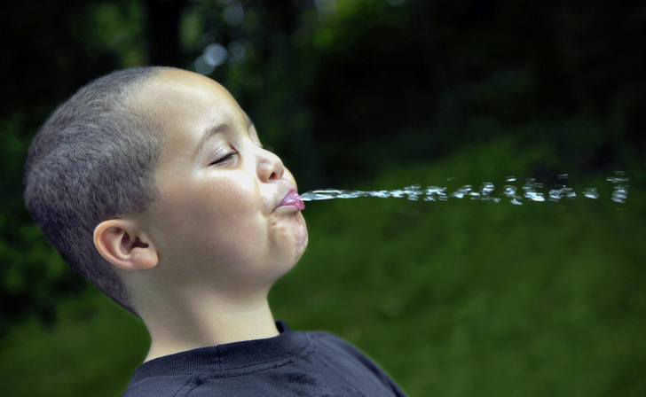 Damit sprichwörtlich keiner in die Suppe spuckt, verhindern technische Einrichtungen wie der Systemtrenner den Rückdruck von gefährdendem Wasser ins Trinkwassersystem - © Bild: Stuart Monk - stock.adobe.com
