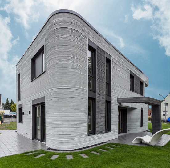 Deutschlands erstes Wohnhaus aus dem 3D-Drucker steht im nordrhein-westfälischen Beckum und hat eine Wohnfläche von circa 160 Quadratmetern. - © Bild: Geberit
