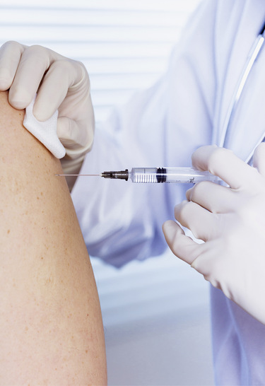Wie weit darf man als Arbeitgeber gehen, um die Impfwilligkeit der Mitarbeiter zu fördern? - © Bild: guerrieroale - stock.adobe.com
