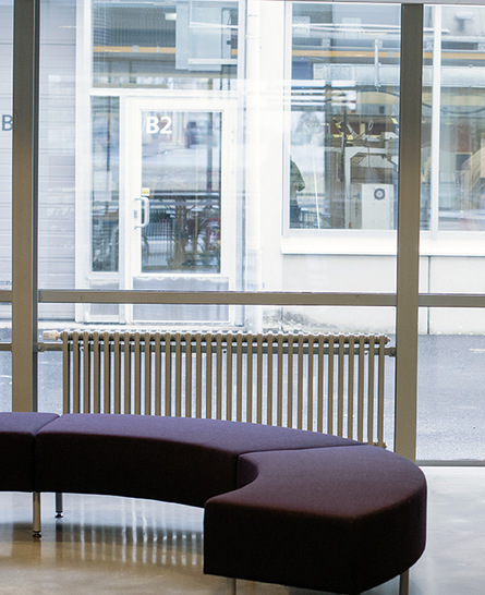 Delta Laserline von Purmo eignet sich dank der durch den großen Gliedabstand gewonnenen Lichtdurchlässigkeit auch für den Einsatz vor bodentiefen Fenstern