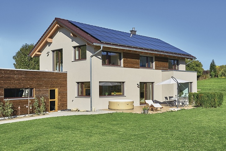 Aus der Pflicht eine Kür machen: Mit der Solaranlage einen Beitrag zur Energiewende leisten und die Umwelt schonen - © Schwäbisch Hall/WeberHaus
