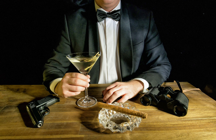 Wie würde ein britischer Geheimagent dem Höllenfeuer der Stagnation entkommen? Lesen Sie, wie das funktioniert in: „Keine Zeit zu stagnieren“