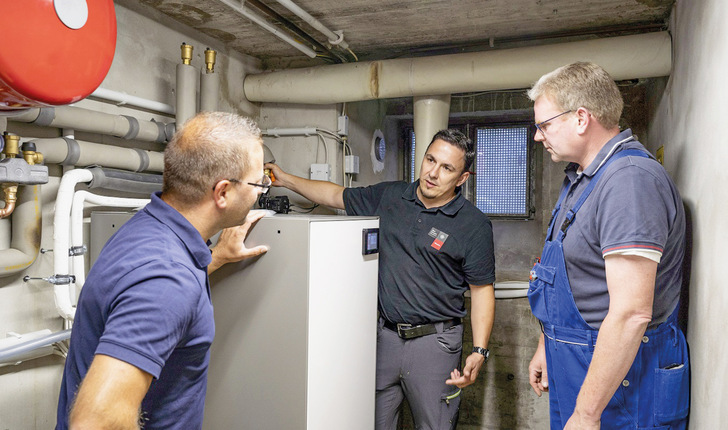Faktenbasiert argumentieren anstatt Mythen zu verbreiten ist professionell und kann dazu führen, dass eine Wärmepumpe, wie hier bei Familie Borlik, sinnvoll in einen Altbau integriert wird