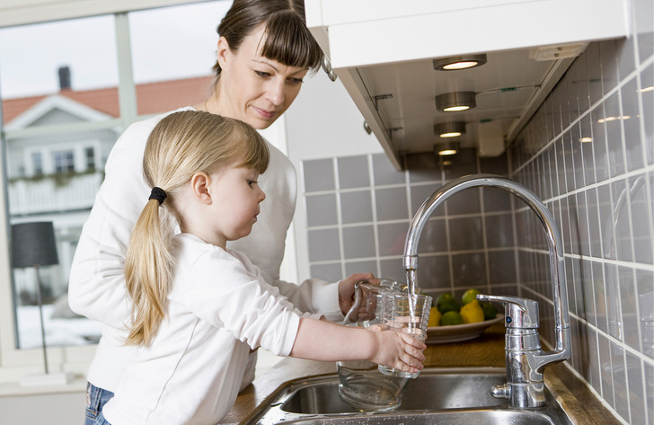 Für uns in Deutschland gilt es als selbstverständlich, dass wir an jeder Zapfstelle Trinkwasserqualität entnehmen können. Dafür sorgen sich unter anderem die Anlagenmechaniker und die Hersteller für Sanitärprodukte - © Bild: gemenacom - stock.adobe.com
