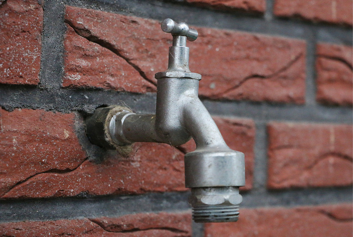 Am Beispiel eines Gartenauslaufventils lassen sich Probleme und natürlich Lösungen für Hygienekonzepte in Trinkwassersystemen anschaulich erklären