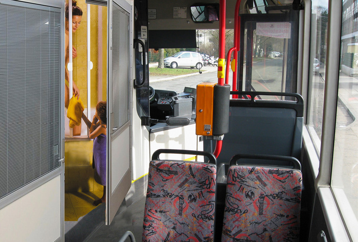 Duschen im Bus, fast wie zuhause: Auf der Pressekonferenz der LiBuRu AG wurde es eindrucksvoll demonstriert