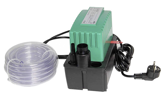 Eine Kondensatpumpe mit dem säureresistenten Kunststoffschlauch des Lieferumfangs 