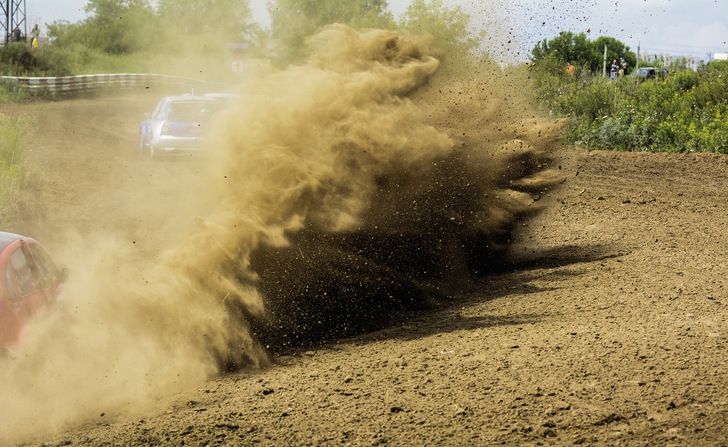 Man sieht diesem Richtungswechsel während einer Auto-Rallye förmlich an, dass Energie umgewandelt wird. In einem Rohrnetz äußert sich das  allerdings weniger  spektakulär - © Bild: kanzefar - stock.adobe.com
