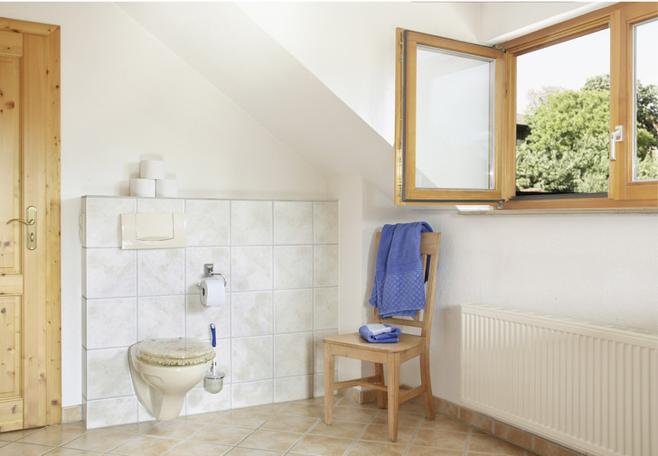 Damit man auch im Winter das stille Örtchen lüften kann, ohne zu frieren, berücksichtigt der Anlagenmechaniker den Mindestluftwechsel bei der Auslegung der Heizflächen