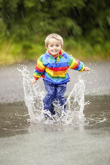 Du weißt noch intuitiv, wie du Regenwasser für dich nutzen kannst. Für alle anderen gibt es interessante Fachliteratur. - © Bild: BrianAJackson / thinkstock
