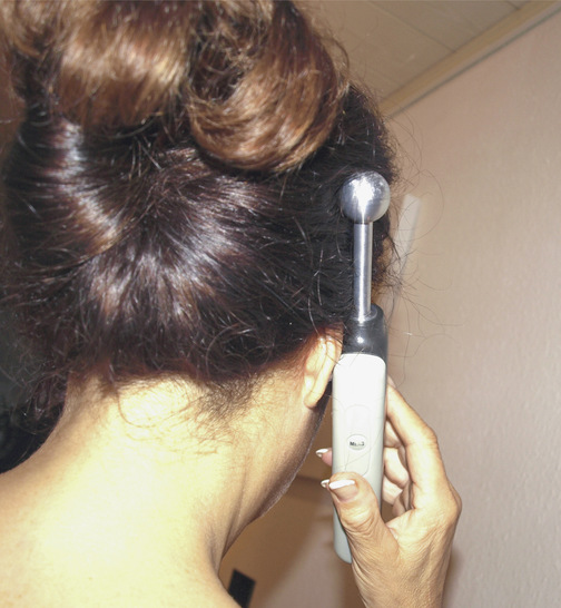 Das sieht nur ganz entfernt wie ein uraltes Handy mit Kinderschutzantenne aus. Es ist ein kapazitives Messgerät und wird zur Leckortung eingesetzt