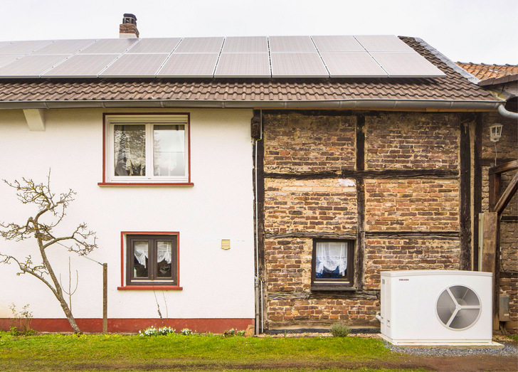 In einer Studie des Fraunhofer ISE wurde festgestellt, dass Wärmepumpen auch in 15 bis 150 Jahre alten Bestandsgebäuden sehr gute Effizienzwerte erzielen