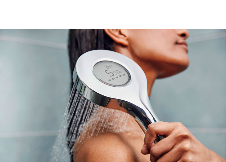 Der Duschkopf kann anschubsen, um Ressourcen einzusparen