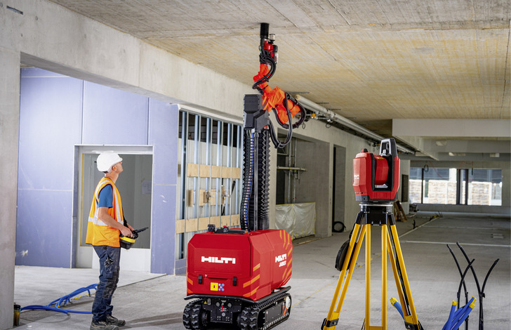 Mit intelligenter Unterstützung kann ein Bohrrobotor natürlich auch dem SHK-Handwerker behilflich sein - © Bild: Hilti Deutschland AG
