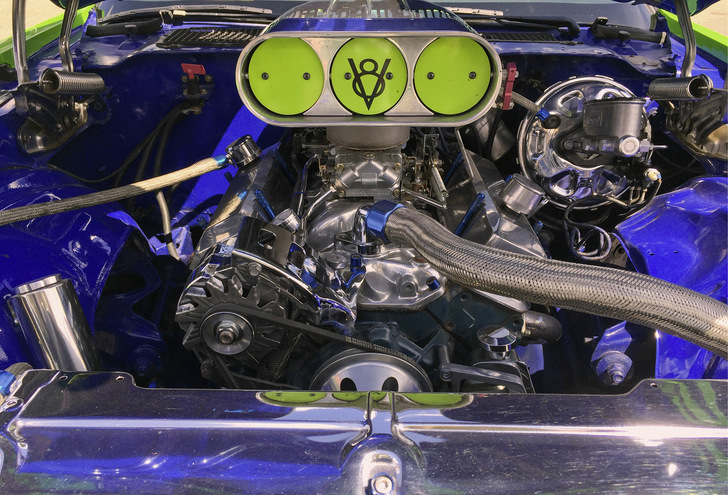 Der Blick unter die Haube zeigt in diesem Fall einen V8-Verbrenner. Im Bericht geht es allerdings um Spartechnik - © Bild: Ralph - stock.adobe.com
