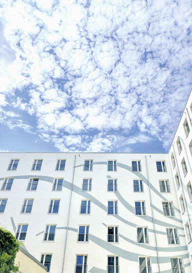 Die Berlinovo baute im Jahr 2021 eine 7-geschossige Apartment-anlage für 442 Studenten. Lesen Sie, wie man die Betriebskosten gegenüber vergleichbaren Immobilien reduzieren kann. - © Bild: Berlinovo
