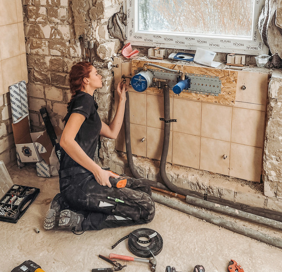 Sandra montiert die Hansabluebox, die später mit einer Blende für Wannenfüll- und Brausebatterien vervollständigt wird - © Bild: Sandra Hunke
 Sandra montiert die Hansabluebox, die später mit einer Blende für Wannenfüll- und Brausebatterien vervollständigt wird