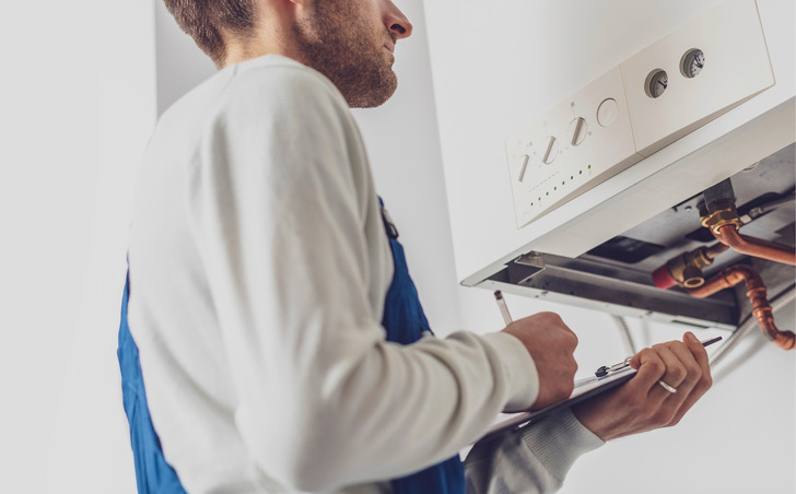 Den Check von Heizungsanlagen können wir Anlagenmechaniker sicherlich im weißen Shirt vornehmen, die sich anschließenden Maßnahmen eher nicht - © Bild: stokkete - stock.adobe.com
