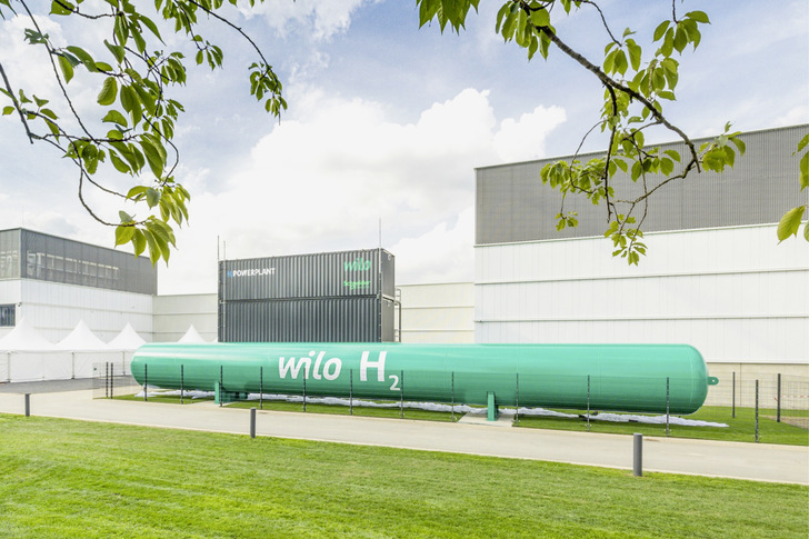 Die H2Powerplant wird künftig grünen Wasserstoff zur Energieversorgung des Wiloparks produzieren. Der Tank hat eine Gesamtlänge von 29,8 Metern, einen Durchmesser von 2,8 Metern und kann 520 Kilogramm Wasserstoff speichern. - © Bild: Wilo SE
