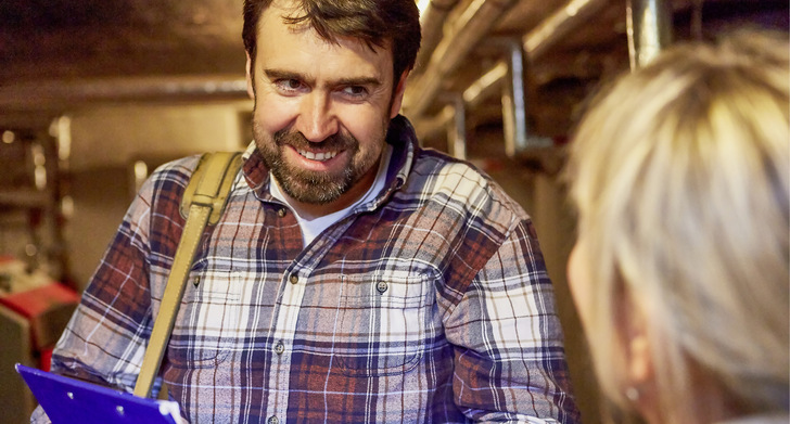 Nach getaner Arbeit kann ein Smalltalk mit dem Kunden  für beide Seiten entspannend sein - © Bild: Robert Kneschke - stock.adobe.com
 Nach getaner Arbeit kann ein Smalltalk mit dem Kunden  für beide Seiten entspannend sein