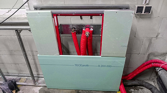 Bild 1: Versuchsstand zur Ermittlung von Temperaturverläufen 
in ­Trinkwasserinstallationen – hier mit einer Ringinstallation für Kaltwasser und einer T-Stück-Installation für Warmwasser