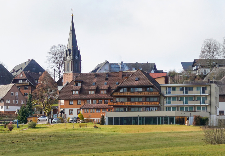 Im Zeichen der Sonne und der Energiewende: Das Hotel Sonne-Post im ländlichen Bergdorf Waldau im Schwarzwald - © Bild: Koenig
