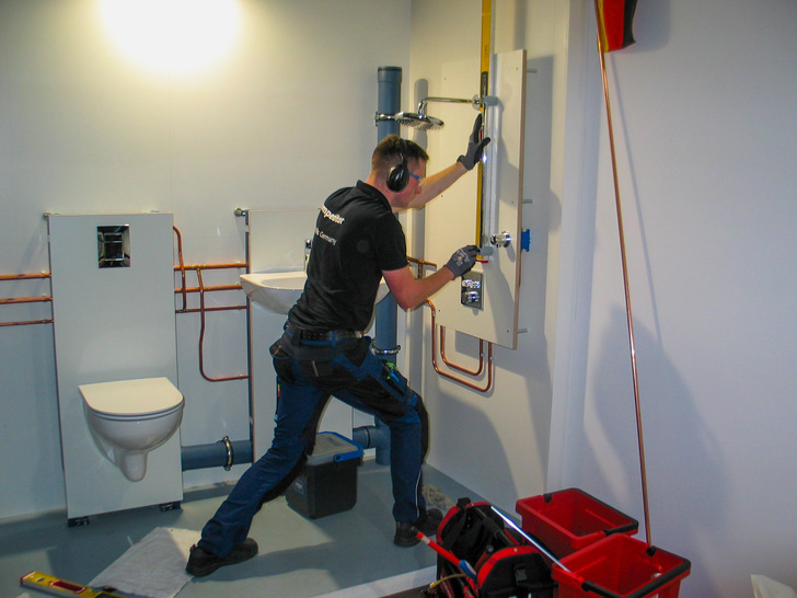Fabian Grün in „seiner“ Box beim Anbringen der geforderten Installationen während der Worldskills. Fabian erhielt eine Exzellenz-Medaille