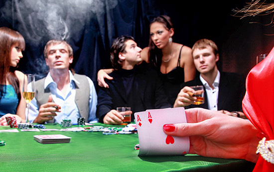 Habe ich ein Ass auf der Hand, wenn ich nicht will, 
dass an meinem Arbeitsplatz geraucht wird? of sinister poker players - © Bild: Edhar Yralait / thinkstock
