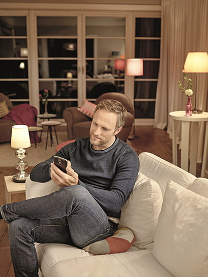 Die Messwerte und Einstellungen kann man am Smartphone checken und einstellen. Auf Wunsch werden Alarmmeldungen per E-Mail übermittelt