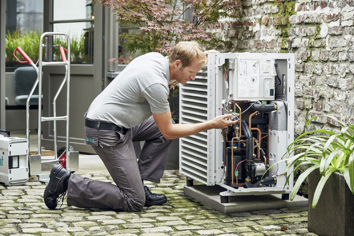 Der installierende Fachhandwerker kann über den richtigen Aufstellungsort, die Montagefläche und die Rohrleitungen viel für einen ruhigen Betrieb der Luft/Wasser-Wärmepumpe unternehmen. - © Vaillant
