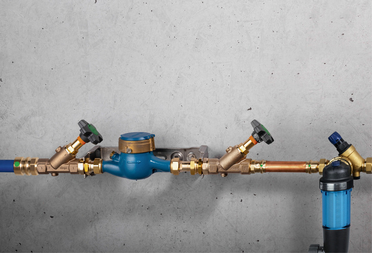 Bis zum Wassermengenzähler sichert der Versorger die Trinkwassergüte, im Anschluss ist für deren Erhalt der Betreiber verantwortlich. Das beinhaltet auch die regelmäßige Wartung der Filtereinheiten.