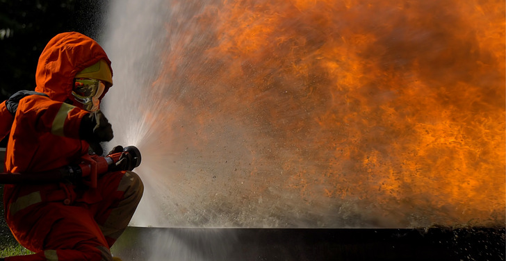 Unter Einsatz von Wasser eine unkontrollierte Wärmeentwicklung beherrschen kann man auch mit einer TAS. - © Bild: PeterO – stock.adobe.com
