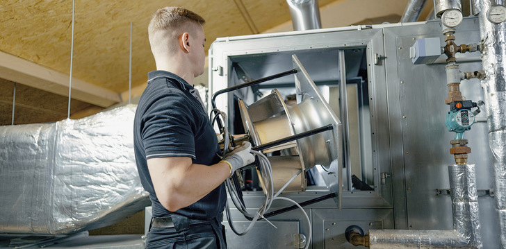 Ein neuer, effizienter EC-Ventilator wird eingebaut. Das steigert die Effizienz der Anlage.