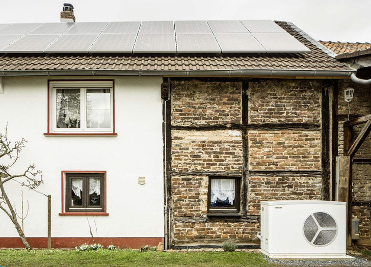 Der 180 Jahre alte Dreiseitenhof am Rand der Nordeifel verfügt über 140 m² Wohnfläche, ein 70 m² großes Gästehaus und einen Stall. Hier wurde die bestehende Gasheizung gegen eine  Luft/Wasser-Wärmepumpe von Stiebel Eltron, einen Holzofen mit Wassertasche und 20 Photovoltaikmodule getauscht. - © Stiebel Eltron / Bundesverband Wärmepumpe (BWP)
